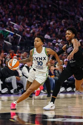 SAN FRANCISCO, CA - JUNE 19: Minnesota Lynx guard Courtney Williams (10) drives to the basket during a WNBA, Basketball Damen, USA game between the Minnesota Lynx and Golden State Valkyries on June 19, 2026 at the Chase Center in San Francisco, CA. (Photo by Trinity Machan Icon Sportswire) WNBA: JUN 19 Minnesota Lynx at Golden State Valkyries EDITORIAL USE ONLY Icon2606192747