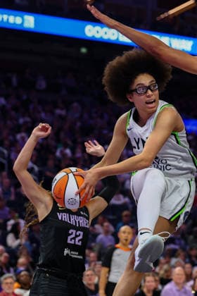 SAN FRANCISCO, CA - JUNE 19: Golden State Valkyries forward Kayla Thornton (5) passes the ball during a WNBA, Basketball Damen, USA game between the Minnesota Lynx and Golden State Valkyries on June 19, 2026 at the Chase Center in San Francisco, CA. (Photo by Trinity Machan Icon Sportswire) WNBA: JUN 19 Minnesota Lynx at Golden State Valkyries EDITORIAL USE ONLY Icon2606192751