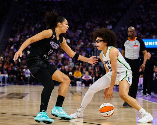 SAN FRANCISCO, CA - JUNE 19: Minnesota Lynx guard Olivia Miles (5) controls the ball againest Golden State Valkyries forward Janelle Salaun (13) during a WNBA, Basketball Damen, USA game between the Minnesota Lynx and Golden State Valkyries on June 19, 2026 at the Chase Center in San Francisco, CA. (Photo by Trinity Machan Icon Sportswire) WNBA: JUN 19 Minnesota Lynx at Golden State Valkyries EDITORIAL USE ONLY Icon2606192752
