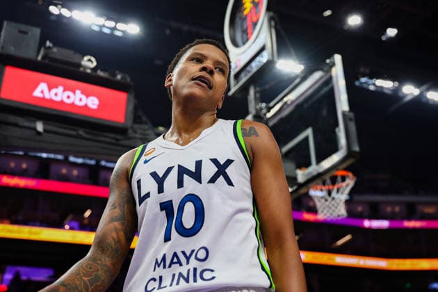 SAN FRANCISCO, CA - JUNE 19: Minnesota Lynx guard Courtney Williams (10) looks on from the baseline during a WNBA, Basketball Damen, USA game between the Minnesota Lynx and Golden State Valkyries on June 19, 2026 at the Chase Center in San Francisco, CA. (Photo by Trinity Machan Icon Sportswire) WNBA: JUN 19 Minnesota Lynx at Golden State Valkyries EDITORIAL USE ONLY Icon2606192754