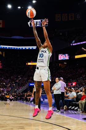 SAN FRANCISCO, CA - JUNE 19: Minnesota Lynx guard Courtney Williams (10)attempts a jump shot during a WNBA, Basketball Damen, USA game between the Minnesota Lynx and Golden State Valkyries on June 19, 2026 at the Chase Center in San Francisco, CA. (Photo by Trinity Machan Icon Sportswire) WNBA: JUN 19 Minnesota Lynx at Golden State Valkyries EDITORIAL USE ONLY Icon2606192755