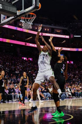 SAN FRANCISCO, CA - JUNE 19: Minnesota Lynx forward Natasha Howard (1) shoots a lay up during a WNBA, Basketball Damen, USA game between the Minnesota Lynx and Golden State Valkyries on June 19, 2026 at the Chase Center in San Francisco, CA. (Photo by Trinity Machan Icon Sportswire) WNBA: JUN 19 Minnesota Lynx at Golden State Valkyries EDITORIAL USE ONLY Icon2606192756