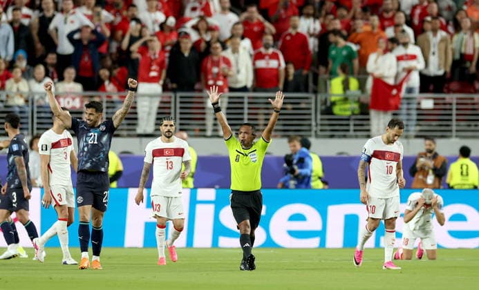 FIFA World Cup, WM, Weltmeisterschaft, Fussball 2026 - Group D - Turkey vs Paraguay Referee Ivan Arcides Barton Cisneros blows for the final whistle in the FIFA World Cup 2026 group stage match Turkey against Paraguay, in San Francisco, USA, 19 June 2026. Paraguay won 1-0. SAN FRANCISCO United States  Copyright: xBENJAMINxFANJOYx