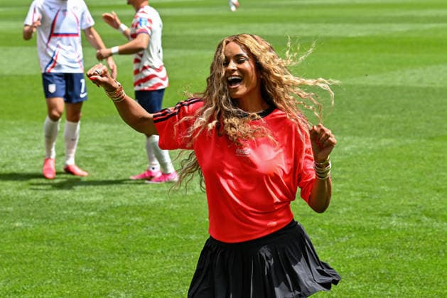 June 19, 2026: Recording artist and ex NFL, American Football Herren, USA QB Russel Wilson s wife Ciara on the field during the pregame celebration before the FIFA World Cup, WM, Weltmeisterschaft, Fussball soccer match between Australia and USA in Seattle, WA. Team USA defeated Australia 2-0. CSM Seattle United States - ZUMAc04_ 20260619_zma_c04_187 Copyright: xStevexFaberx