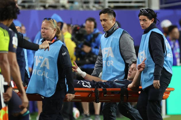 Matías Galarza of Paraguay is carried off on a stretcher during the FIFA World Cup, WM, Weltmeisterschaft, Fussball 2026 group D match between Turkey and Paraguay at the Levi s stadium in Santa Clara, United States, 19 June 2026. FIFA World Cup 2026 - Group D - Turkey vs. Paraguay !ACHTUNG: NUR REDAKTIONELLE NUTZUNG!  Copyright: xMiguelxGutiérrezx GR6260 20260620-55020652979_1