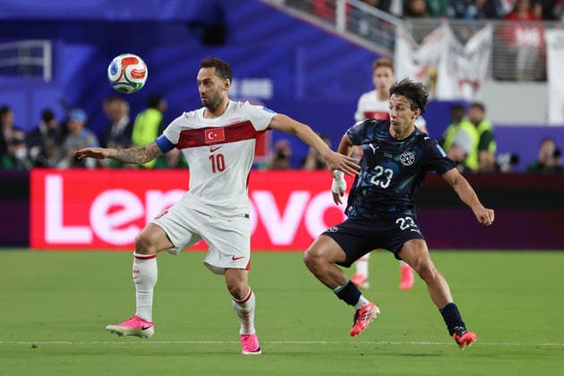 Hakan Calhanoglu (L) of Turkey vies for the ball with Matías Galarza of Paraguay during the FIFA World Cup, WM, Weltmeisterschaft, Fussball 2026 group D match between Turkey and Paraguay at the Levi s stadium in Santa Clara, United States, 19 June 2026. FIFA World Cup 2026 - Group D - Turkey vs. Paraguay !ACHTUNG: NUR REDAKTIONELLE NUTZUNG!  Copyright: xMiguelxGutiérrezx GR6258 20260620-55020652981_1