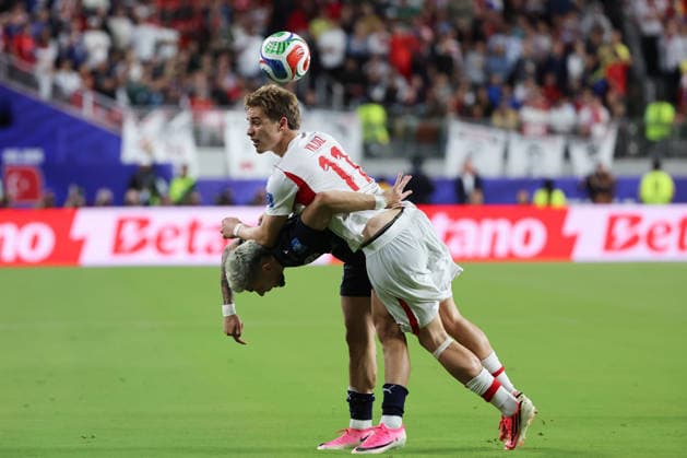 Kenan Yildiz (R) of Turkey vies for the ball with Julio Enciso of Paraguay during the FIFA World Cup, WM, Weltmeisterschaft, Fussball 2026 group D match between Turkey and Paraguay at the Levi s stadium in Santa Clara, United States, 19 June 2026. FIFA World Cup 2026 - Group D - Turkey vs. Paraguay !ACHTUNG: NUR REDAKTIONELLE NUTZUNG!  Copyright: xMiguelxGutiérrezx GR6261 20260620-55020652982_1