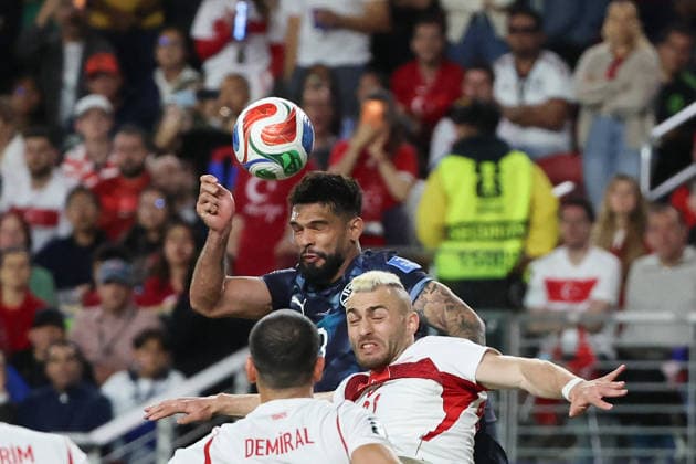 Baris Yilmaz (C) of Turkey vies for the ball with Omar Alderete of Paraguay during the FIFA World Cup, WM, Weltmeisterschaft, Fussball 2026 group D match between Turkey and Paraguay at the Levi s stadium in Santa Clara, United States, 19 June 2026. FIFA World Cup 2026 - Group D - Turkey vs. Paraguay !ACHTUNG: NUR REDAKTIONELLE NUTZUNG!  Copyright: xMiguelxGutiérrezx GR6247 20260620-55020652983_1