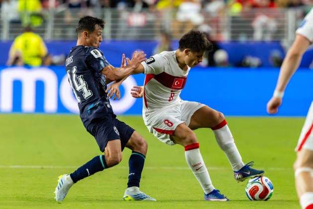 SANTA CLARA, CA - JUNE 19: Arda Guler 8 of Turkiye controls the ball against Andres Cubas 14 of Paraguay during the FIFA World Cup, WM, Weltmeisterschaft, Fussball 2026 Group D match between Turkiye and Paraguay on June 19, 2026 at San Francisco Bay Area Stadium in Santa Clara, CA. (Photo by Matthew Huang Icon Sportswire) SOCCER: JUN 19 FIFA World Cup 26 Group D - Turkiye vs Paraguay EDITORIAL USE ONLY Icon260619024