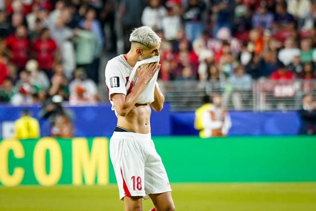 USA: Fußball FIFA World Cup, WM, Weltmeisterschaft, Fussball 2026 Gruppenphase Gruppe D Türkei vs Paraguay Levi™s Stadium (Santa Clara, San Francisco Bay Area, Santa Clara County, Kalifornien): Kaan AYHAN (Turkey 18) Enttäuschung, Trauer, vergebene Torchancen, Niederlage, Geste, Gestik, Emotion