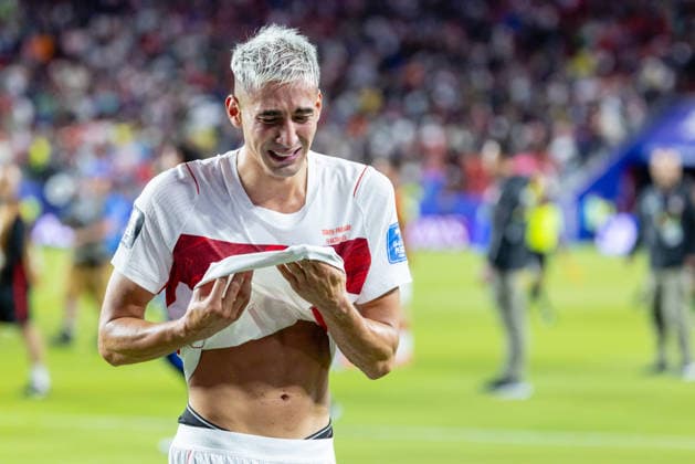 SANTA CLARA, CA - JUNE 19: Mert Muldur 18 of Turkiye cries after a loss in the FIFA World Cup, WM, Weltmeisterschaft, Fussball 2026 Group D match between Turkiye and Paraguay on June 19, 2026 at San Francisco Bay Area Stadium in Santa Clara, CA. (Photo by Matthew Huang Icon Sportswire) SOCCER: JUN 19 FIFA World Cup 26 Group D - Turkiye vs Paraguay EDITORIAL USE ONLY Icon260619033