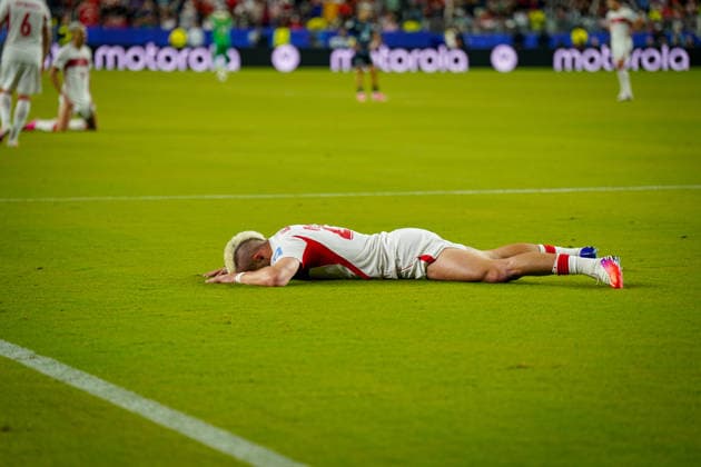 USA: Fußball FIFA World Cup, WM, Weltmeisterschaft, Fussball 2026 Gruppenphase Gruppe D Türkei vs Paraguay Levi™s Stadium (Santa Clara, San Francisco Bay Area, Santa Clara County, Kalifornien): Yusuf AKÃ‡Ä°Ã‡EK Yusuf AKCICEK (Turkey 21) am Boden Enttäuschung, Trauer, vergebene Torchancen, Niederlage, Geste, Gestik, Emotion