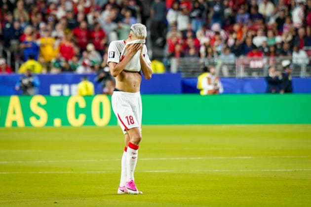 USA: Fußball FIFA World Cup, WM, Weltmeisterschaft, Fussball 2026 Gruppenphase Gruppe D Türkei vs Paraguay Levi™s Stadium (Santa Clara, San Francisco Bay Area, Santa Clara County, Kalifornien): Kaan AYHAN (Turkey 18) Enttäuschung, Trauer, vergebene Torchancen, Niederlage, Geste, Gestik, Emotion