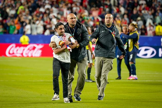 USA: Fußball FIFA World Cup, WM, Weltmeisterschaft, Fussball 2026 Gruppenphase Gruppe D Türkei vs Paraguay Levi™s Stadium (Santa Clara, San Francisco Bay Area, Santa Clara County, Kalifornien): Flitzer wird von Security vom Spielfeld geführt