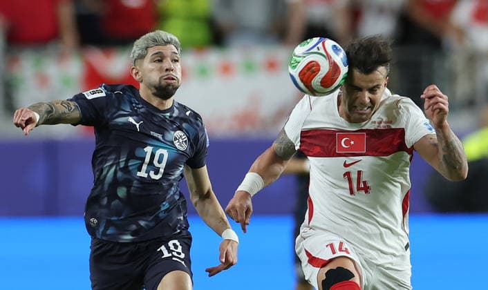 FIFA World Cup, WM, Weltmeisterschaft, Fussball 2026 - Group D - Turkey vs Paraguay epaselect Abdulkerim Bardakci (R) of Turkey in action against Julio Enciso of Paraguay during the FIFA World Cup 2026 group stage match Turkey against Paraguay, in San Francisco, USA, 19 June 2026. SAN FRANCISCO United States  Copyright: xBENJAMINxFANJOYx