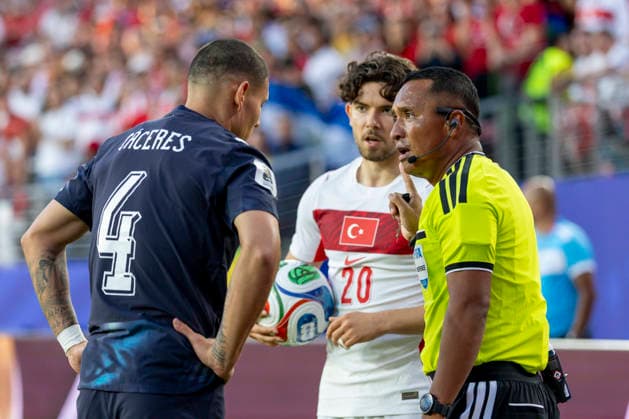 SANTA CLARA, CA - JUNE 19: The referee cautions Ferdi KadÄ±oglu 20 of Turkiye and Juan Jose Caceres 4 of Paraguay during the FIFA World Cup, WM, Weltmeisterschaft, Fussball 2026 Group D match between Turkiye and Paraguay on June 19, 2026 at San Francisco Bay Area Stadium in Santa Clara, CA. (Photo by Bob Kupbens Icon Sportswire) SOCCER: JUN 19 FIFA World Cup 26 Group D - Turkiye vs Paraguay EDITORIAL USE ONLY Icon260619037