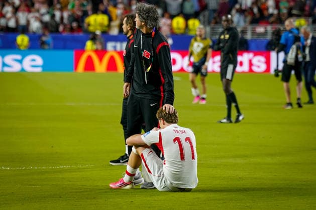 USA: Fußball FIFA World Cup, WM, Weltmeisterschaft, Fussball 2026 Gruppenphase Gruppe D Türkei vs Paraguay Levi™s Stadium (Santa Clara, San Francisco Bay Area, Santa Clara County, Kalifornien): Enttäuschung, Trauer, Niederlage, Geste, Gestik, Emotion, Fassungslosigkeit bei Kenan YILDIZ (Turkey 11)