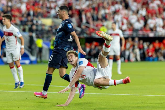 SANTA CLARA, CA - JUNE 19: Kenan YÄ±ldÄ±z 11 of Turkiye falls acrobatically during the FIFA World Cup, WM, Weltmeisterschaft, Fussball 2026 Group D match between Turkiye and Paraguay on June 19, 2026 at San Francisco Bay Area Stadium in Santa Clara, CA. (Photo by Bob Kupbens Icon Sportswire) SOCCER: JUN 19 FIFA World Cup 26 Group D - Turkiye vs Paraguay EDITORIAL USE ONLY Icon260619044