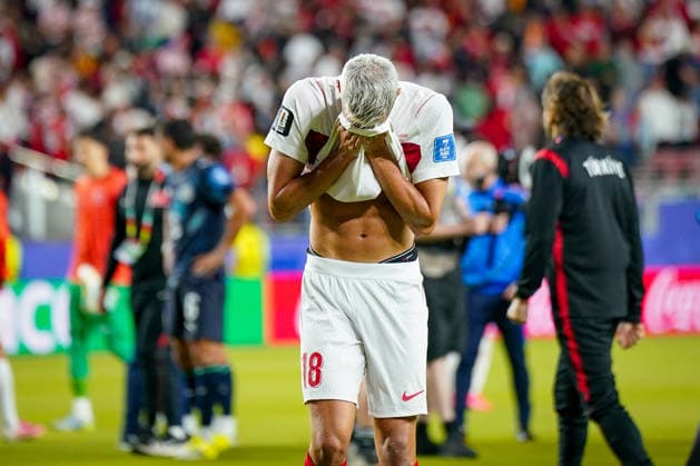 USA: Fußball FIFA World Cup, WM, Weltmeisterschaft, Fussball 2026 Gruppenphase Gruppe D Türkei vs Paraguay Levi™s Stadium (Santa Clara, San Francisco Bay Area, Santa Clara County, Kalifornien): Enttäuschung, Trauer, Niederlage, Geste, Gestik, Emotion, Fassungslosigkeit bei Kaan AYHAN (Turkey 18)