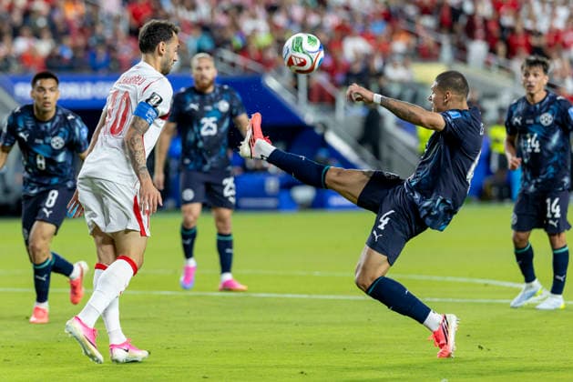 SANTA CLARA, CA - JUNE 19: Juan Jose Caceres 4 of Paraguay clears the ball during the FIFA World Cup, WM, Weltmeisterschaft, Fussball 2026 Group D match between Turkiye and Paraguay on June 19, 2026 at San Francisco Bay Area Stadium in Santa Clara, CA. (Photo by Bob Kupbens Icon Sportswire) SOCCER: JUN 19 FIFA World Cup 26 Group D - Turkiye vs Paraguay EDITORIAL USE ONLY Icon260619046