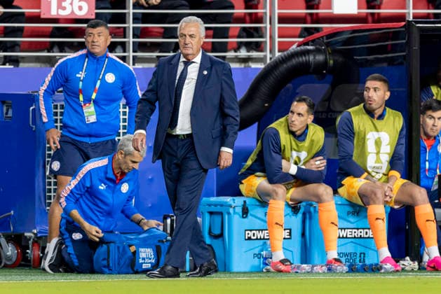 SANTA CLARA, CA - JUNE 19: Paraguay head coach Gustavo Alfaro paces the sidelines during the FIFA World Cup, WM, Weltmeisterschaft, Fussball 2026 Group D match between Turkiye and Paraguay on June 19, 2026 at San Francisco Bay Area Stadium in Santa Clara, CA. (Photo by Bob Kupbens Icon Sportswire) SOCCER: JUN 19 FIFA World Cup 26 Group D - Turkiye vs Paraguay EDITORIAL USE ONLY Icon260619048