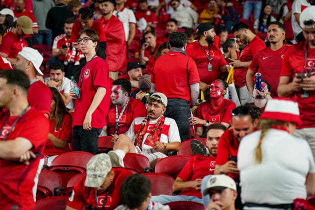 USA: Fußball FIFA World Cup, WM, Weltmeisterschaft, Fussball 2026 Gruppenphase Gruppe D Türkei vs Paraguay Levi™s Stadium (Santa Clara, San Francisco Bay Area, Santa Clara County, Kalifornien): Türkei, türkische Fans, enttäuschte Fans, Niederlage, Frustration, Enttäuschung, Emotionen, Gesichtsbemalung, Fanschminke, Fanblock, Zuschauer, Tribüne, Supporter, Anhänger, Fankultur, gesenkte Stimmung, Schweigen, Nachdenklichkeit, Reaktionen, Fußballfans, Nationalmannschaft, rot-weiß, Tristesse, Ernüchterung, Sportdrama, Spielende, Niederlagenstimmung.