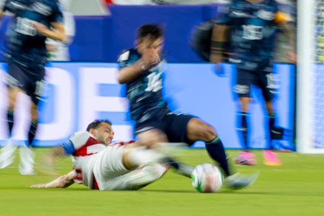 SANTA CLARA, CA - JUNE 19: Hakan Calhanoglu 10 of Turkiye tackles Andres Cubas 14 of Paraguay during the FIFA World Cup, WM, Weltmeisterschaft, Fussball 2026 Group D match between Turkiye and Paraguay on June 19, 2026 at San Francisco Bay Area Stadium in Santa Clara, CA. (Photo by Bob Kupbens Icon Sportswire) SOCCER: JUN 19 FIFA World Cup 26 Group D - Turkiye vs Paraguay EDITORIAL USE ONLY Icon260619059