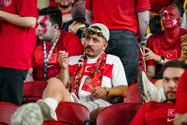 USA: Fußball FIFA World Cup, WM, Weltmeisterschaft, Fussball 2026 Gruppenphase Gruppe D Türkei vs Paraguay Levi™s Stadium (Santa Clara, San Francisco Bay Area, Santa Clara County, Kalifornien): Türkei, türkische Fans, enttäuschte Fans, Niederlage, Frustration, Enttäuschung, Emotionen, Gesichtsbemalung, Fanschminke, Fanblock, Zuschauer, Tribüne, Supporter, Anhänger, Fankultur, gesenkte Stimmung, Schweigen, Nachdenklichkeit, Reaktionen, Fußballfans, Nationalmannschaft, rot-weiß, Tristesse, Ernüchterung, Sportdrama, Spielende, Niederlagenstimmung. *** USA Soccer 2026 FIFA World Cup Group Stage Group D Turkey vs. Paraguay Levi’s Stadium, Santa Clara, San Francisco Bay Area, Santa Clara County, California Turkey, Turkish fans, disappointed fans, defeat, frustration, disappointment, emotions, face paint, fan makeup, fan section, spectators, stands, supporters, fans, fan culture, subdued mood, silence, contemplation, reactions, soccer fans, national team, red and white, gloom, disillusionment, sports drama, end of the game, mood of defeat,detected_source_language Copyright: xJOERANxSTEINSIEKx