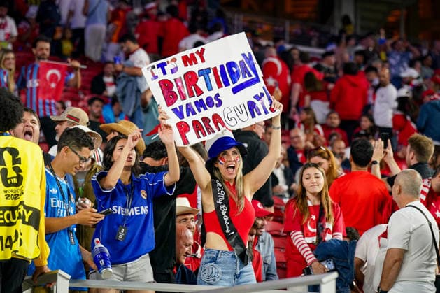 USA: Fußball FIFA World Cup, WM, Weltmeisterschaft, Fussball 2026 Gruppenphase Gruppe D Türkei vs Paraguay Levi™s Stadium (Santa Clara, San Francisco Bay Area, Santa Clara County, Kalifornien): Paraguay, paraguayische Fans, Sieg, Siegesfeier, Jubel, Freude, Emotionen, Geburtstag, Birthday, Happy Birthday, Fanplakat, Banner, Vamos Paraguay, Gesichtsbemalung, Nationalfarben, Supporter, Anhänger, Fanblock, Feier, Party, Leidenschaft, Frauen, Fußballfans, Nationalmannschaft, Erfolg, ausgelassene Stimmung, rot-weiß-blau, Fanliebe, Glücksmomente. *** USA Soccer 2026 FIFA World Cup Group Stage Group D Turkey vs. Paraguay Levi’s Stadium Santa Clara, San Francisco Bay Area, Santa Clara County, California Paraguay, Paraguayan fans, victory, victory celebration, cheering, joy, emotions, birthday, Birthday, Happy Birthday, fan poster, banner, Vamos Paraguay, face paint, national colors, supporters, fans, fan section, celebration, party, passion, women, soccer fans, national team, success, exuberant atmosphere, red, white, blue, fan love, moments of joy,detected_source_language Copyright: xJOERANxSTEINSIEKx