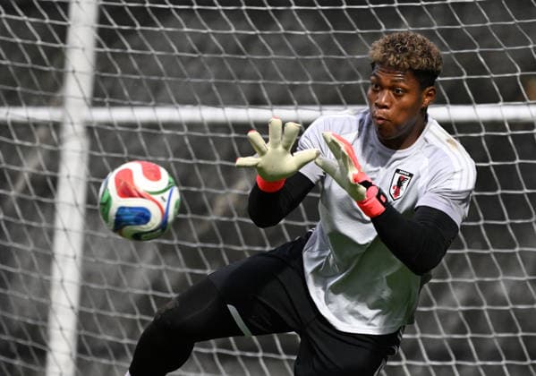 (260620) -- MONTERREY, June 20, 2026 -- Suzuki Zion, goalkeeper of Japan, attends a training session at the 2026 FIFA World Cup, WM, Weltmeisterschaft, Fussball in Monterrey, Mexico, on June 19, 2026. ) (SP)MEXICO-MONTERREY-FOOTBALL-FIFA WORLD CUP-TRAINING-JPN WuxWei 