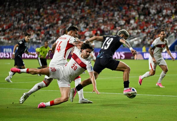 (260620) -- SAN FRANCISCO, June 20, 2026 -- Julio Enciso (front R) of Paraguay vies with Abdulkerim Bardakci (front L) and Ferdi Kadioglu (front C) of T¨¹rkiye during the group D match between Paraguay and T¨¹rkiye at the 2026 FIFA World Cup, WM, Weltmeisterschaft, Fussball at San Francisco Bay Area Stadium in San Francisco, the United States, June 19, 2026. (Photo by Xinhua) (SP)U.S.-SAN FRANCISCO-FOOTBALL-FIFA WORLD CUP-GROUP D-PRY VS TUR ZiyuxJulianxZhu 