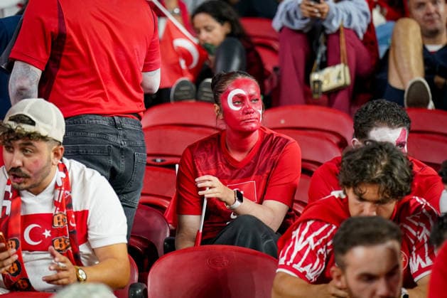USA: Fußball FIFA World Cup, WM, Weltmeisterschaft, Fussball 2026 Gruppenphase Gruppe D Türkei vs Paraguay Levi™s Stadium (Santa Clara, San Francisco Bay Area, Santa Clara County, Kalifornien): Türkei, türkische Fans, enttäuschte Fans, Niederlage, Frustration, Enttäuschung, Emotionen, Gesichtsbemalung, Fanschminke, Fanblock, Zuschauer, Tribüne, Supporter, Anhänger, Fankultur, gesenkte Stimmung, Schweigen, Nachdenklichkeit, Reaktionen, Fußballfans, Nationalmannschaft, rot-weiß, Tristesse, Ernüchterung, Sportdrama, Spielende, Niederlagenstimmung. *** USA Soccer 2026 FIFA World Cup Group Stage Group D Turkey vs. Paraguay Levi’s Stadium, Santa Clara, San Francisco Bay Area, Santa Clara County, California Turkey, Turkish fans, disappointed fans, defeat, frustration, disappointment, emotions, face paint, fan makeup, fan section, spectators, stands, supporters, fans, fan culture, subdued mood, silence, contemplation, reactions, soccer fans, national team, red and white, gloom, disillusionment, sports drama, end of the game, mood of defeat,detected_source_language Copyright: xJOERANxSTEINSIEKx