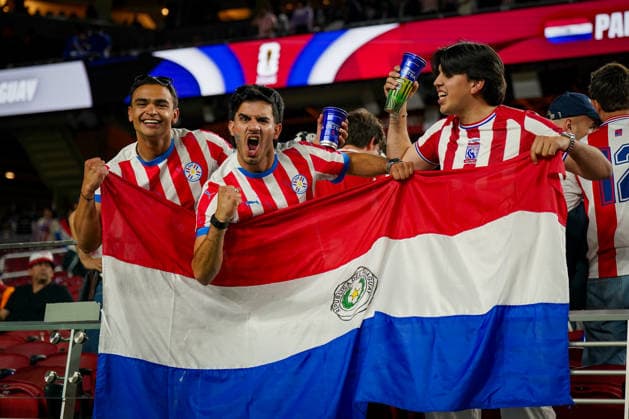 USA: Fußball FIFA World Cup, WM, Weltmeisterschaft, Fussball 2026 Gruppenphase Gruppe D Türkei vs Paraguay Levi™s Stadium (Santa Clara, San Francisco Bay Area, Santa Clara County, Kalifornien): Paraguay, paraguayische Fans, Sieg, Siegesjubel, Freude, Triumph, Feier, Emotionen, Nationalflagge, rot-weiß-blau, Jubelpose, Fäuste geballt, Begeisterung, Supporter, Anhänger, junge Fans, Männer, Freundschaft, Teamgeist, Fanliebe, Stolz, Erfolg, ausgelassene Stimmung, Siegermentalität, Fußballbegeisterung, Feierlaune, Glücksmomente, Leidenschaft, APF, Paraguay-Trikot. *** USA Soccer 2026 FIFA World Cup Group Stage Group D Turkey vs. Paraguay Levi’s Stadium Santa Clara, San Francisco Bay Area, Santa Clara County, California Paraguay, Paraguayan fans, victory, victory celebration, joy, triumph, celebration, emotions, national flag, red, white, blue, celebratory pose, clenched fists, enthusiasm, supporters, fans, young fans, men, friendship, team spirit, love for the team, pride, success, exuberant atmosphere, winning mentality, soccer enthusiasm, festive mood, moments of joy, passion, APF, Paraguay jersey,detected_source_language Copyright: xJOERANxSTEINSIEKx