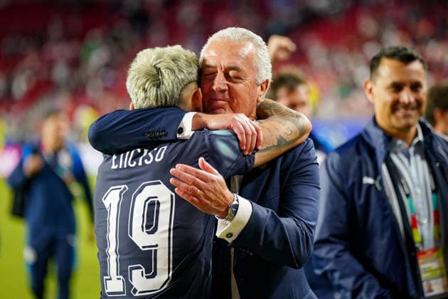 USA: Fußball FIFA World Cup, WM, Weltmeisterschaft, Fussball 2026 Gruppenphase Gruppe D Türkei vs Paraguay Levi™s Stadium (Santa Clara, San Francisco Bay Area, Santa Clara County, Kalifornien): Gustavo Alfaro (Trainer, Paraguay) und Agustin Sandez Agustin Sandez (Paraguay, 19) nach dem Sieg. Umarmung, Verbindung, Glück, Freude, Emotion *** USA Soccer 2026 FIFA World Cup Group Stage Group D Turkey vs. Paraguay Levi’s Stadium Santa Clara, San Francisco Bay Area, Santa Clara County, California Gustavo Alfaro, coach of Paraguay, and Agustín Sández Agustín Sández, Paraguay, 19, hugging after the victory; connection, happiness, joy, emotion,detected_source_language Copyright: xJOERANxSTEINSIEKx