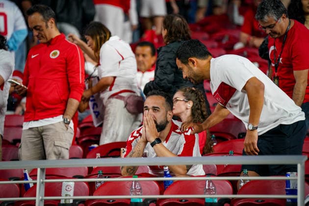 USA: Fußball FIFA World Cup, WM, Weltmeisterschaft, Fussball 2026 Gruppenphase Gruppe D Türkei vs Paraguay Levi™s Stadium (Santa Clara, San Francisco Bay Area, Santa Clara County, Kalifornien): Türkei, türkische Fans, Enttäuschung, Frust, Niederlage, Trauer, Ernüchterung, Ratlosigkeit, Emotionen, Trost, Zusammenhalt, Unterstützung, niedergeschlagene Stimmung, Schweigen, Spielende, Reaktionen, Nachspielszene, Enttäuschung über das Ergebnis, Supporter, Anhänger, Fanblock, Fußballfans, Nationalmannschaft, Loyalität, Teamtreue, Sportdrama, Verarbeitung der Niederlage, stille Momente, Enttäuschungsschmerz. *** USA Soccer 2026 FIFA World Cup Group Stage Group D Turkey vs. Paraguay Levi’s Stadium Santa Clara, San Francisco Bay Area, Santa Clara County, California Turkey, Turkish fans, disappointment, frustration, defeat, sadness, disillusionment, helplessness, emotions, consolation, solidarity, support, subdued mood, silence, end of the game, reactions, scenes after the match, disappointment with the result, supporters, fans, fan section, soccer fans, national team, loyalty, team loyalty, sports drama, coming to terms with the defeat, quiet moments, the pain of disappointment,detected_source_language Copyright: xJOERANxSTEINSIEKx