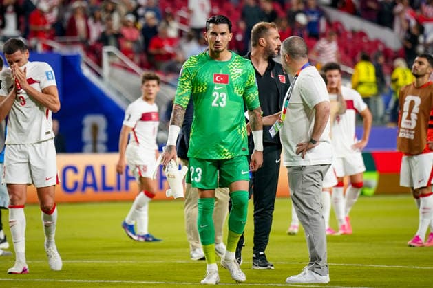 USA: Fußball FIFA World Cup, WM, Weltmeisterschaft, Fussball 2026 Gruppenphase Gruppe D Türkei vs Paraguay Levi™s Stadium (Santa Clara, San Francisco Bay Area, Santa Clara County, Kalifornien): UÄüurcan Ã‡AKIR Ugurcan CAKIR (Turkey 23) Merih DEMÄ°RAL Merih DEMIRAL (Turkey 3) Enttäuschung, Frust, niedergeschlagene Spieler, gesenkte Köpfe, Ratlosigkeit, Spielende, Nachspielszene, Niederlage, verpasster Auftakt, Emotionen, Ernüchterung, sportlicher Rückschlag, Teamreaktion, Abpfiff, Rückweg in die Kabine, leere Blicke, Enttäuschungsschmerz, Verarbeitung der Niederlage, Fußball, Profisport, Nationalspieler, Mannschaft, Sportdrama. *** USA Soccer 2026 FIFA World Cup Group Stage Group D Turkey vs. Paraguay Levi’s Stadium, Santa Clara, San Francisco Bay Area, Santa Clara County, California UÄüurcan Ã‡AKIR Ugurcan CAKIR Turkey 23 Merih DEMÄ°RAL Merih DEMIRAL Turkey 3 Disappointment, frustration, dejected players, heads bowed, bewilderment, end of the game, scene after the final whistle, defeat, missed start, emotions, disillusionment, athletic setback, team reaction, final whistle, walk back to the locker room, blank stares, the pain of disappointment, coming to terms with the defeat, soccer, professional sports, national team players, team, sports drama,detected_source_language Copyright: xJOERANxSTEINSIEKx
