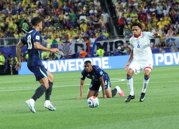 FIFA World Cup, WM, Weltmeisterschaft, Fussball 2026 FIFA World Cup 2026 Brazil v Haiti Brazil 3 Haiti 0 B Guimaraes (L) & Rayan (C ) of Brazil in action with M.Experience (R) of Haiti in FIFA 2026 World Cup in Philadelphia Philadelphia Philadelphia Stadium USA Copyright: xseshadrixSUKUMARx