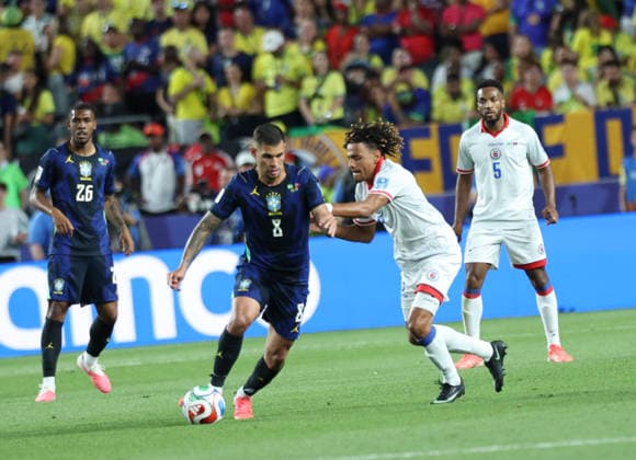 FIFA World Cup, WM, Weltmeisterschaft, Fussball 2026 FIFA World Cup 2026 Brazil v Haiti Brazil 3 Haiti 0 B Guimaraes (L) of Brazil in action with M.Experience (R) of Haiti During the FIFA 2026 World Cup match at Philadelphia. Philadelphia Philadelphia Stadium USA Copyright: xseshadrixSUKUMARx