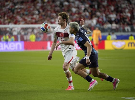 Turkiye v Paraguay - FIFA World Cup, WM, Weltmeisterschaft, Fussball 2026 - Group D SANTA CLARA, UNITED STATES - JUNE 19: Kenan Yildiz (L) of Turkiye in action against Julio Enciso (R) of Paraguay during the 2026 FIFA World Cup First Stage Group D match between Turkiye and Paraguay at the San Francisco Bay Area Stadium (Levi’s Stadium) in Santa Clara, California, United States on June 19, 2026. Tayfun Coskun Anadolu California United States. Editorial use only. Please get in touch for any other usage.  Copyright: x2026xAnadoluxTayfunxCoskunx