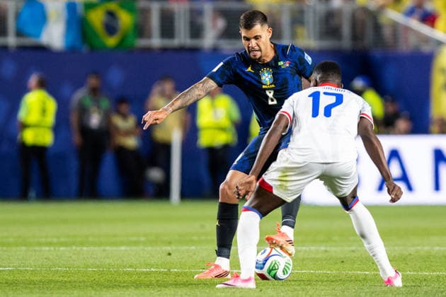 PHILADELPHIA, PENNSYLVANIA - JUNE 19: Bruno Guimaraes of Brazil controls the ball under pressure from Danley Jean Jacques of Haiti during the FIFA World Cup, WM, Weltmeisterschaft, Fussball 2026 Group C match between Brazil and Haiti at Philadelphia Stadium on June 19, 2026 in Philadelphia, Pennsylvania.  Copyright: xMBxMediax