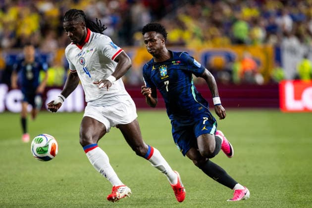 PHILADELPHIA, PENNSYLVANIA - JUNE 19: Vinicius Jr of Brazil challenges Ricardo Ade of Haiti during the FIFA World Cup, WM, Weltmeisterschaft, Fussball 2026 Group C match between Brazil and Haiti at Philadelphia Stadium on June 19, 2026 in Philadelphia, Pennsylvania.  Copyright: xMBxMediax