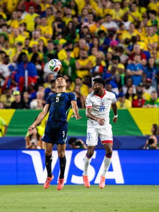 PHILADELPHIA, PENNSYLVANIA - JUNE 19: Casemiro of Brazil wins a defensive header from Josue Casimir of Haiti during the FIFA World Cup, WM, Weltmeisterschaft, Fussball 2026 Group C match between Brazil and Haiti at Philadelphia Stadium on June 19, 2026 in Philadelphia, Pennsylvania.  Copyright: xMBxMediax