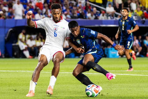 PHILADELPHIA, PENNSYLVANIA - JUNE 19: Hannes Delcroix of Haiti and Endrick of Brazil battle for the ball during the FIFA World Cup, WM, Weltmeisterschaft, Fussball 2026 Group C match between Brazil and Haiti at Philadelphia Stadium on June 19, 2026 in Philadelphia, Pennsylvania.  Copyright: xMBxMediax
