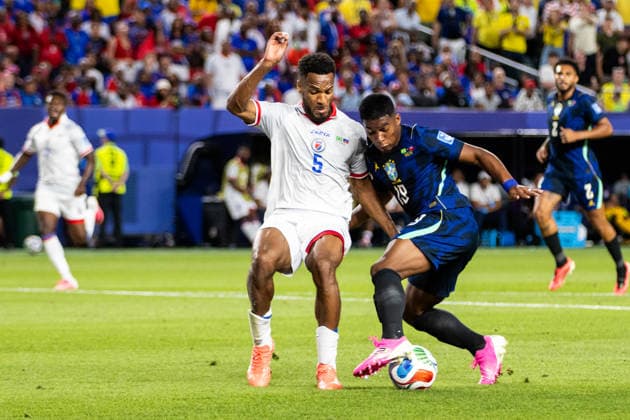 PHILADELPHIA, PENNSYLVANIA - JUNE 19: Hannes Delcroix of Haiti and Endrick of Brazil battle for the ball during the FIFA World Cup, WM, Weltmeisterschaft, Fussball 2026 Group C match between Brazil and Haiti at Philadelphia Stadium on June 19, 2026 in Philadelphia, Pennsylvania.  Copyright: xMBxMediax