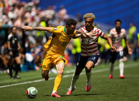 SEATTLE, WASHINGTON - JUNE 19: Antonee Robinson of United States battles for the ball with Aiden O Neill of Australia during the FIFA World Cup, WM, Weltmeisterschaft, Fussball 2026 Group D match between USA and Australia at Seattle Stadium on June 19, 2026 in Seattle, Washington.  Copyright: xMBxMediax
