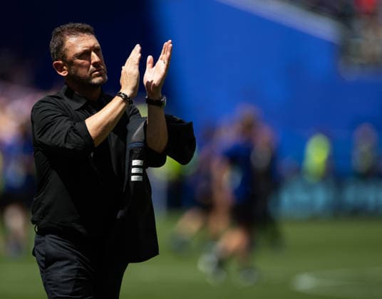 SEATTLE, WASHINGTON - JUNE 19: Australia Head Coach Tony Popovic applauds the fans after the FIFA World Cup, WM, Weltmeisterschaft, Fussball 2026 Group D match between USA and Australia at Seattle Stadium on June 19, 2026 in Seattle, Washington.  Copyright: xMBxMediax