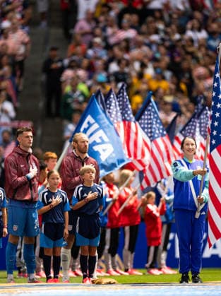SEATTLE, WASHINGTON - JUNE 19: United States goalkeeper Matt Freese and Tim Ream of United States sing the national anthem before the FIFA World Cup, WM, Weltmeisterschaft, Fussball 2026 Group D match between USA and Australia at Seattle Stadium on June 19, 2026 in Seattle, Washington.  Copyright: xMBxMediax