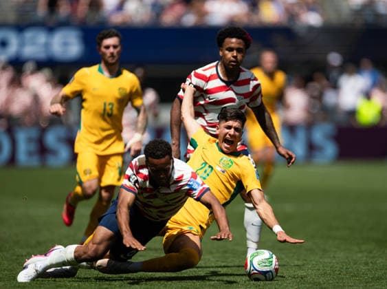 SEATTLE, WASHINGTON - JUNE 19: Auston Trusty of United States is tackled by Cristian Volpato of Australia during the FIFA World Cup, WM, Weltmeisterschaft, Fussball 2026 Group D match between USA and Australia at Seattle Stadium on June 19, 2026 in Seattle, Washington.  Copyright: xMBxMediax