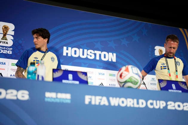 HOUSTON, USA 20260619 national team, Nationalteam captain Graham Potter and team captain Victor Nilsson Lindelöf during a press conference, PK, Pressekonferenz after the men s national team s training session on Friday at Houston Stadium, ahead of the group stage match against the Netherlands in the World Cup. ***The image is included in the SPORTS PACKAGE. For others PAYMENT IMAGE*** HOUSTON USA x9200x *** HOUSTON, USA 20260619 National team captain Graham Potter and team captain Victor Nilsson Lindelöf during a press conference following the men’s national team’s training session on Friday at Houston Stadium, ahead of the group stage match against the Netherlands in the World Cup The image is included in the SPORTS PACKAGE. For others, PAYMENT IMAGE HOUSTON, USA x9200x,detected_source_language  Copyright: xBjörnxLarssonxRosvall TTx WORLD CUP 2026 PRESS CONFERENCE