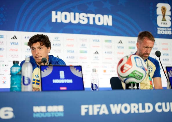 HOUSTON, USA 20260619 national team, Nationalteam captain Graham Potter and team captain Victor Nilsson Lindelöf during a press conference, PK, Pressekonferenz after the men s national team s training session on Friday at Houston Stadium, ahead of the group stage match against the Netherlands in the World Cup. ***The image is included in the SPORTS PACKAGE. For others PAYMENT IMAGE*** HOUSTON USA x9200x *** HOUSTON, USA 20260619 National team captain Graham Potter and team captain Victor Nilsson Lindelöf during a press conference following the men’s national team’s training session on Friday at Houston Stadium, ahead of the group stage match against the Netherlands in the World Cup The image is included in the SPORTS PACKAGE. For others, PAYMENT IMAGE HOUSTON, USA x9200x,detected_source_language  Copyright: xBjörnxLarssonxRosvall TTx WORLD CUP 2026 PRESS CONFERENCE